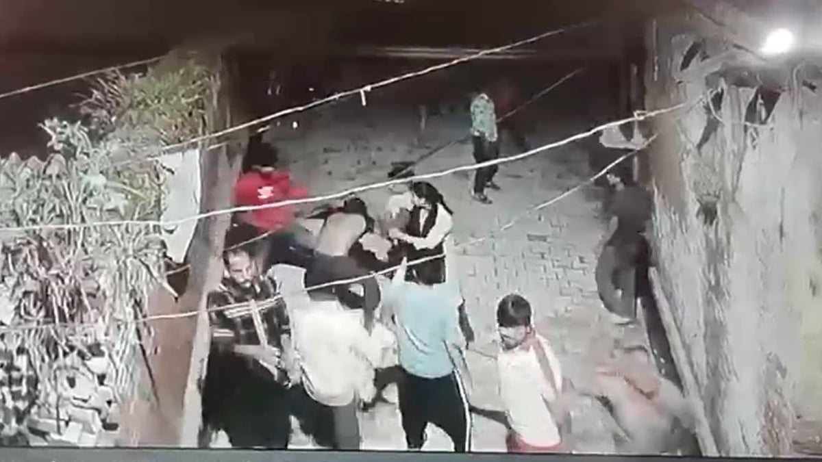 वीडियो: बुलंदशहर में बच्चों की लड़ाई में भिड़े पड़ोसी, जमकर मारपीट; सीसीटीवी में कैद हुई पूरी घटना