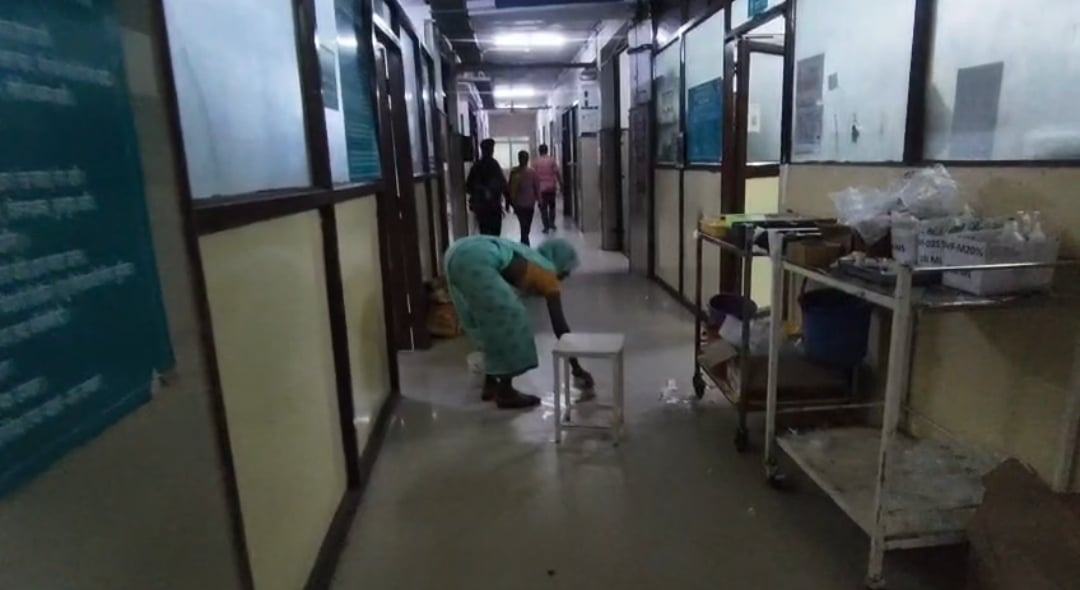 शर्मनाक तस्वीर: बीमार बेटे के इलाज के लिए आई मां से लगवाया पोंछा, वीडियो वायरल होने पर हरकत में आया प्रशासन