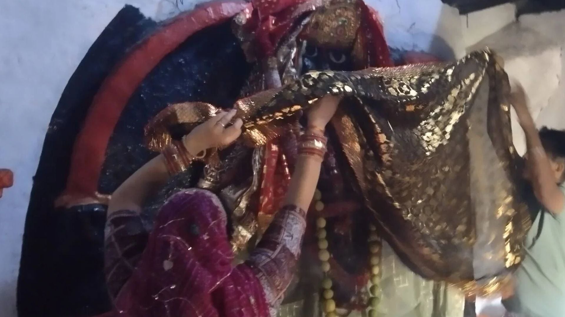 1450 मीटर की ऊंचाई पर गुफा में विराजमान मां काली