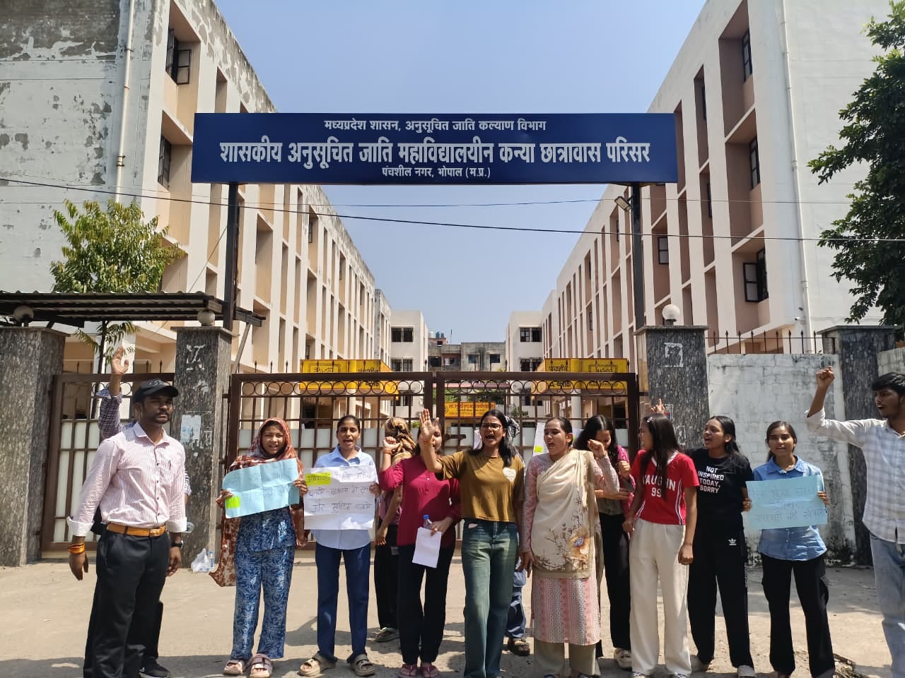 छात्राओं का विरोध प्रदर्शन