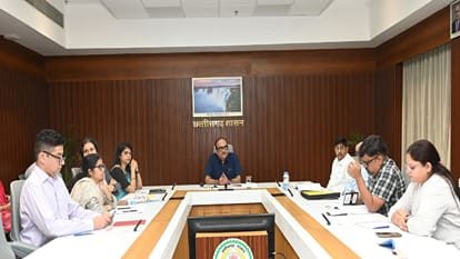 बैठक लेते छत्तीसगढ़ के मुख्य सचिव विकासशील