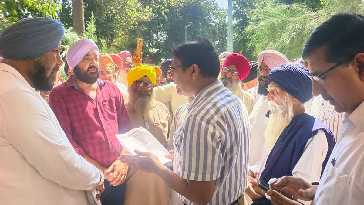 लखीमपुर खीरी: निर्मल आश्रम प्रकरण में आरोपियों पर कड़ी कार्रवाई की मांग, डीएम से मिले सिख समाज के लोग