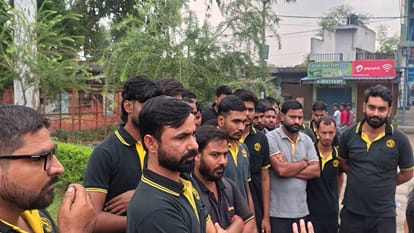 फैक्टरी के गेट पर श्रमिक।