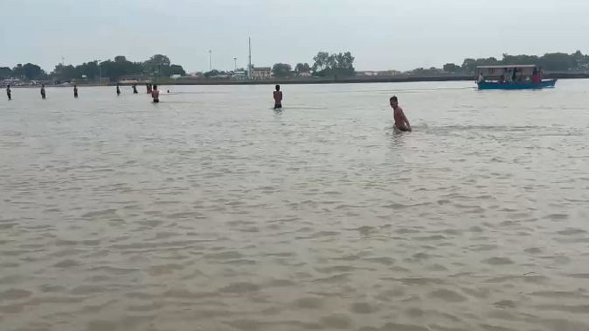 बदायूं: कछला पुल से गंगा में कूदा युवक, तलाश में उतरे 22 निजी गोताखोर, एसडीआरएफ भी जुटी