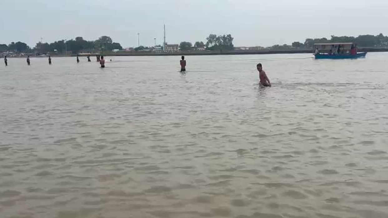 man jumps into the Ganga from Kachhla Bridge 22 divers deployed for the search