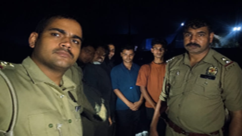 कानपुर: चेकिंग के दौरान ई-ऑटो में 77 किलो अवैध पटाखों के साथ दो गिरफ्तार