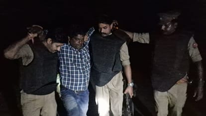 घायल बदमाश को अस्पताल ले जाती पुलिस।