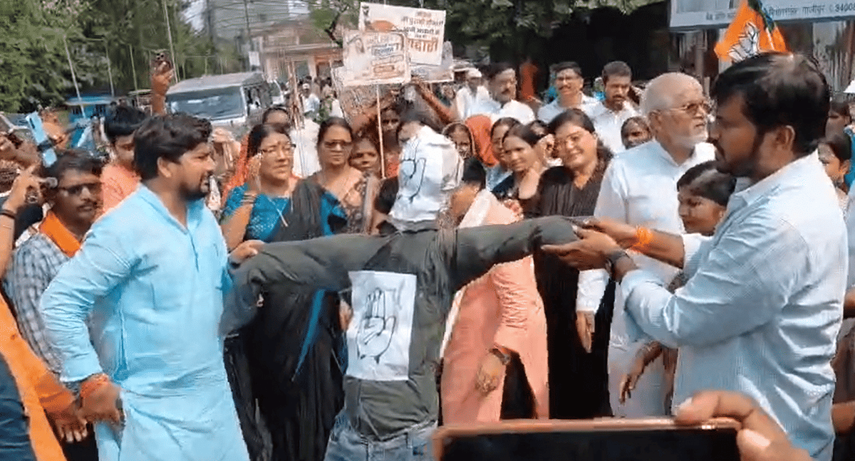 गाजीपुर: भाजपा महिला मोर्चा ने कांग्रेस सांसद के खिलाफ खोला मोर्चा, सांसद तिराहे पर फूंका पुतला