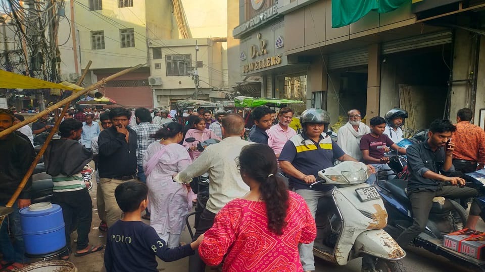 Agra Traffic: Encroachments Shrink Roads, Festive Shoppers Struggle Amid Traffic Jams