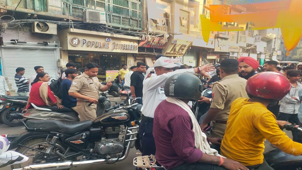 Agra Traffic: Encroachments Shrink Roads, Festive Shoppers Struggle Amid Traffic Jams