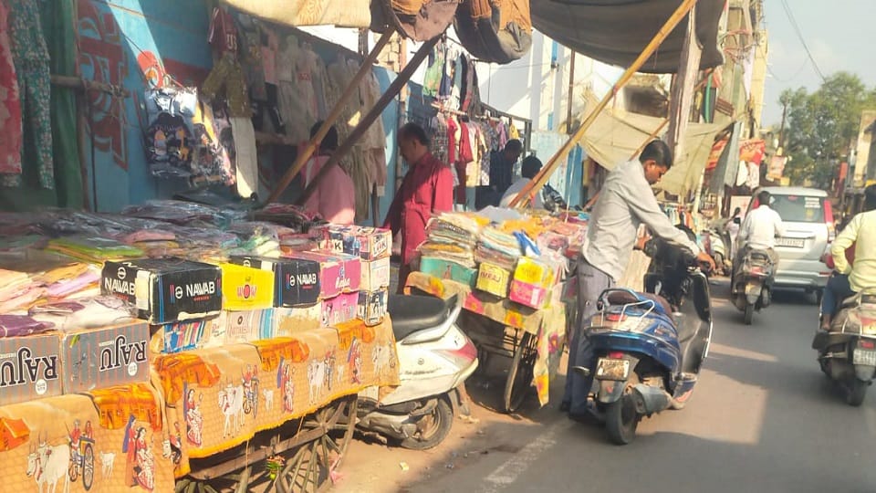 Agra Traffic: Encroachments Shrink Roads, Festive Shoppers Struggle Amid Traffic Jams