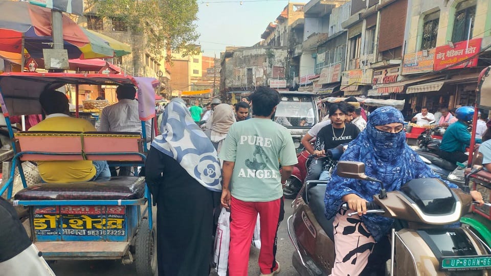 Agra Traffic: Encroachments Shrink Roads, Festive Shoppers Struggle Amid Traffic Jams