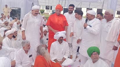 Baghpat: Sanjeev Tomar adorned with the turban of the Desh Khap Chaudhary