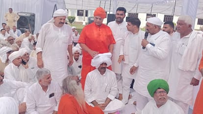 Baghpat: Sanjeev Tomar adorned with the turban of the Desh Khap Chaudhary