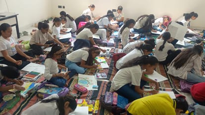 इंदौर में स्कूली बच्चों की चित्रकला स्पर्धा हुई।