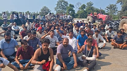 जाम लगाते परिजन व ग्रामीण