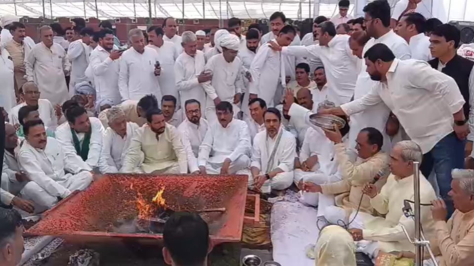 बागपत: चौधरी सुरेंद्र सिंह की रस्म पगड़ी आज, जयंत चौधरी और राकेश टिकैत पहुंचे; यज्ञ में दी आहुति