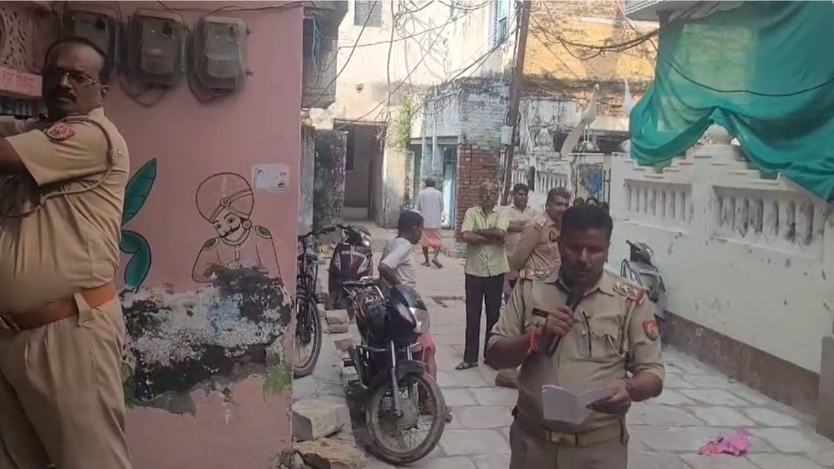 कोडिन कफ सिरप मामला: चार फरार आरोपियों के घर कुर्की का नोटिस चस्पा, पुलिस ने डुगडुगी पिटवाकर कराई मुनादी