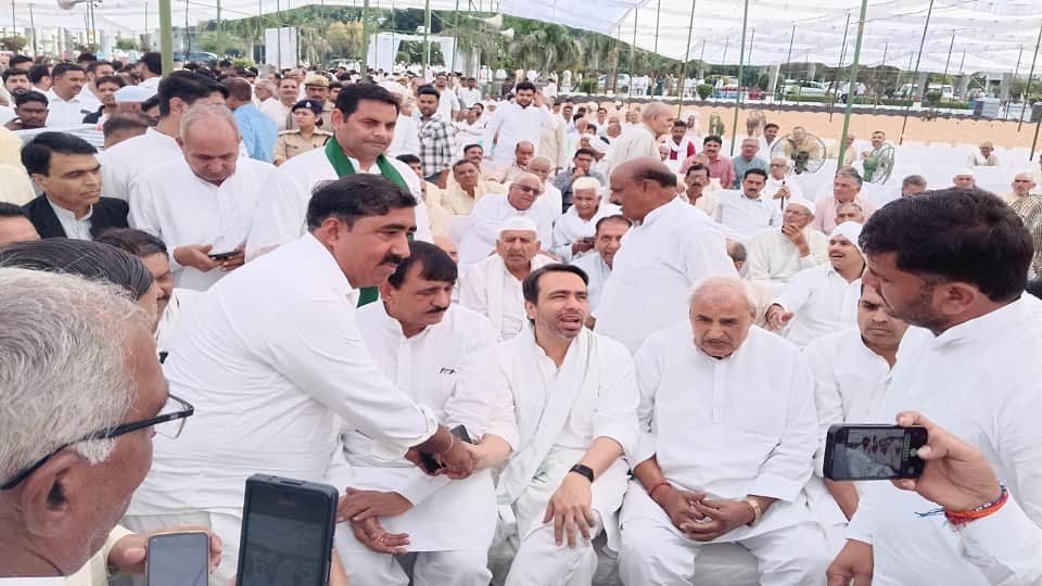 Baghpat: Sanjeev Tomar adorned with the turban of the Desh Khap Chaudhary
