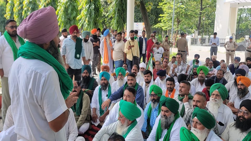 किसानों ने कलेक्ट्रेट कूच