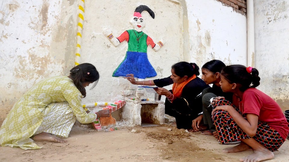 नौरता संस्कृति: पहचान सिमट रही, गांवों में अब भी कायम है उत्साह, आज भी रंग भर रहीं गांव की बेटियां