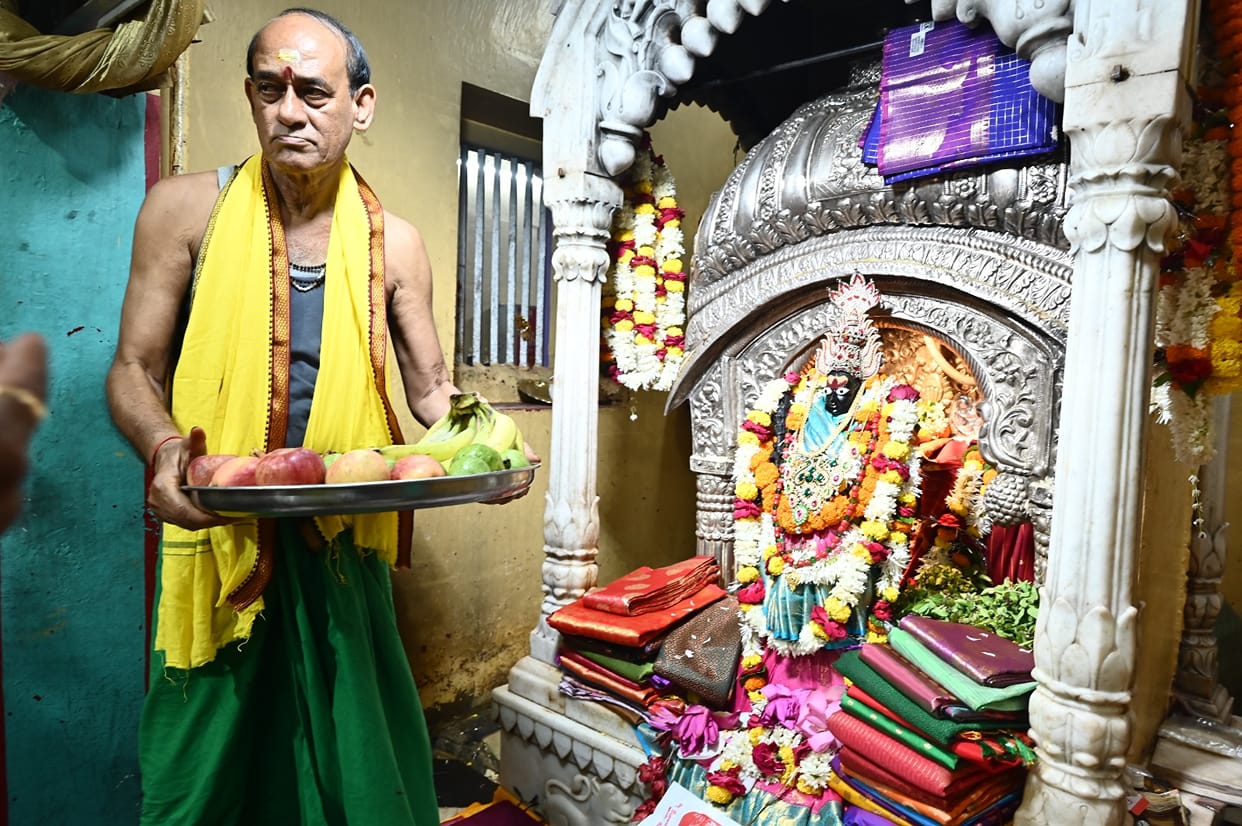 Worship was performed Kashi Vishwanath Dham Shringar offerings presented Goddess Vishalakshi