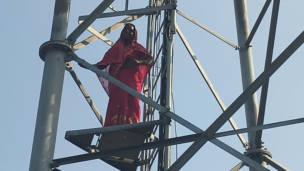 महिला का हाईवोल्टेज ड्रामा: बेटी की बरामदगी न होने से टाॅवर पर चढ़ी, समझाने में जुटी पुलिस