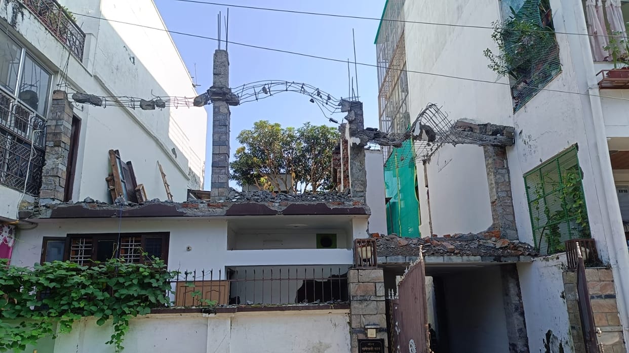 Accident while demolishing an old house in Indira Nagar laborer trapped under debris