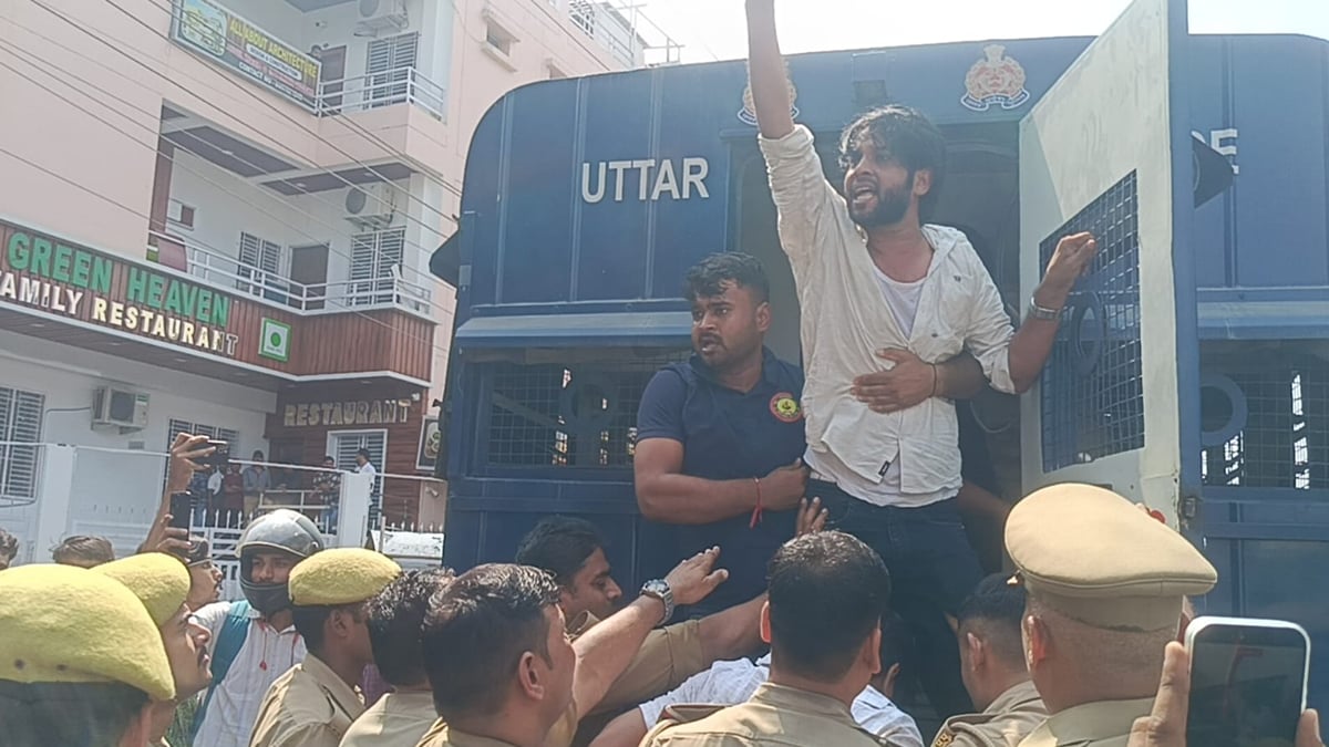 प्रयागराज : आंदोलन कर रहे छात्रों को पुलिस ने किया गिरफ्तार, तीखी नोकझोंक