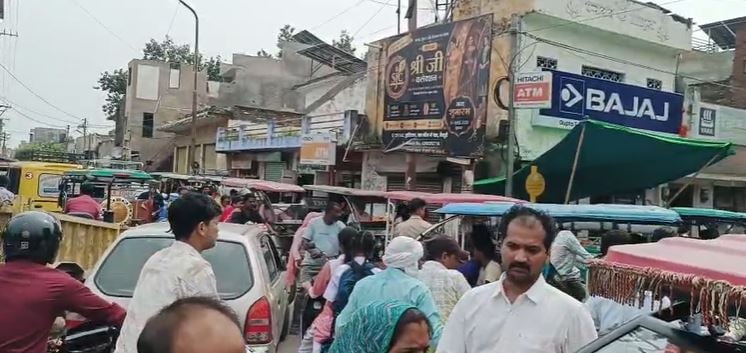 यूपी: मैनपुरी में अतिक्रमण ने बिगाड़ी यातायात व्यवस्था, मदार दरवाजे पर रोज लगता है जाम