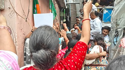 मैदागिन स्थित कार्यालय पर भाजपा समर्थित महिलाएं।
