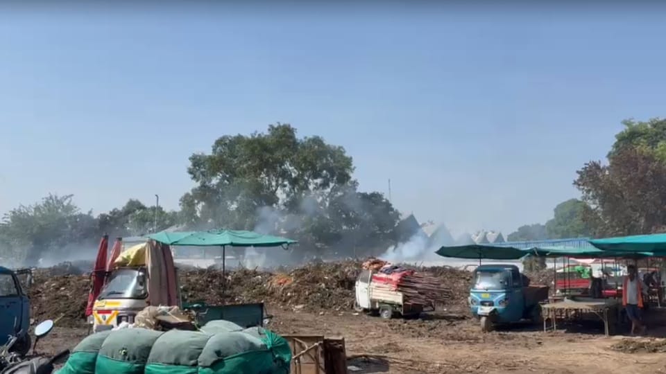 Garbage fire in Mohali Shahi Majra police removed shopkeepers arrived to set up stalls for market