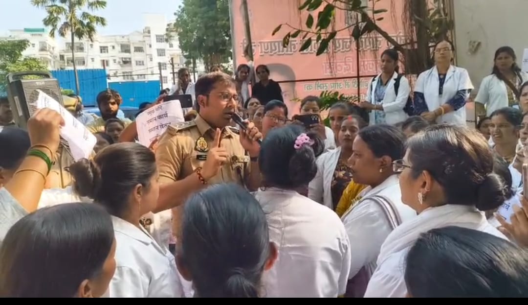 UP: ANMs stage a violent protest outside the Deputy CM's residence, warning of dire consequences in 2027