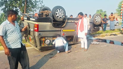 पलटी बोलेरो से घायलों को निकालते लोग।