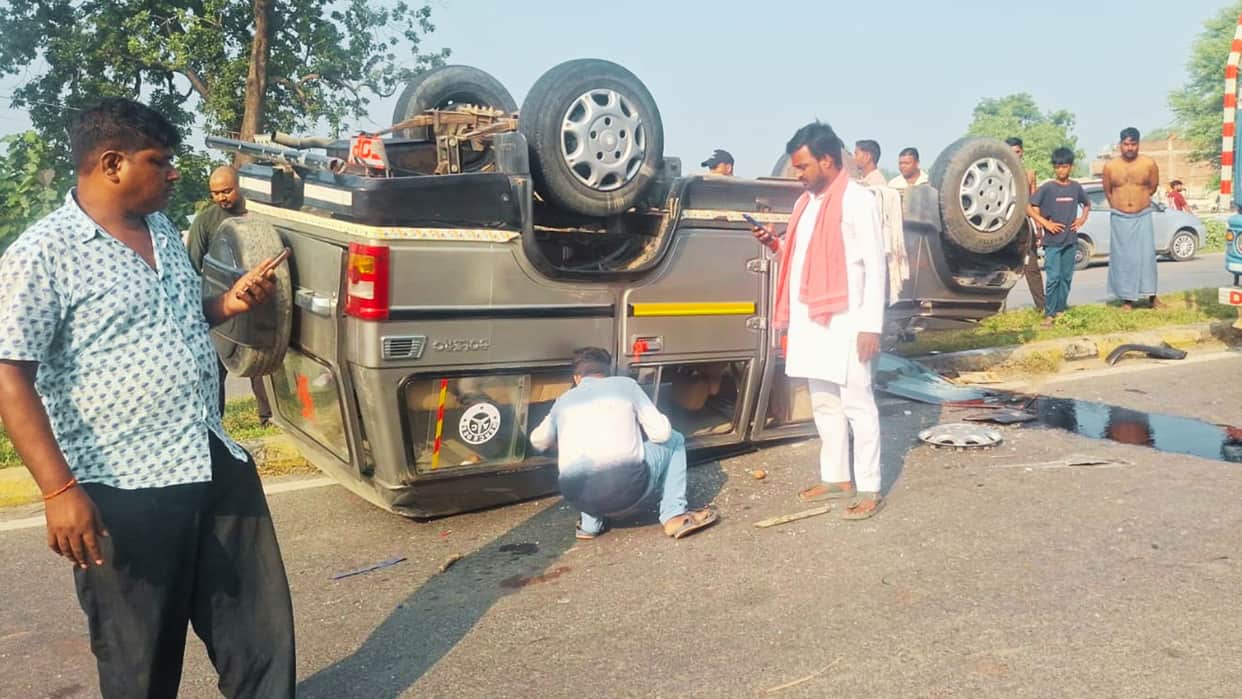 Bolero packed pilgrims overturns Tragic accident trying avoid Toto 10 injured journey Vindhyachal