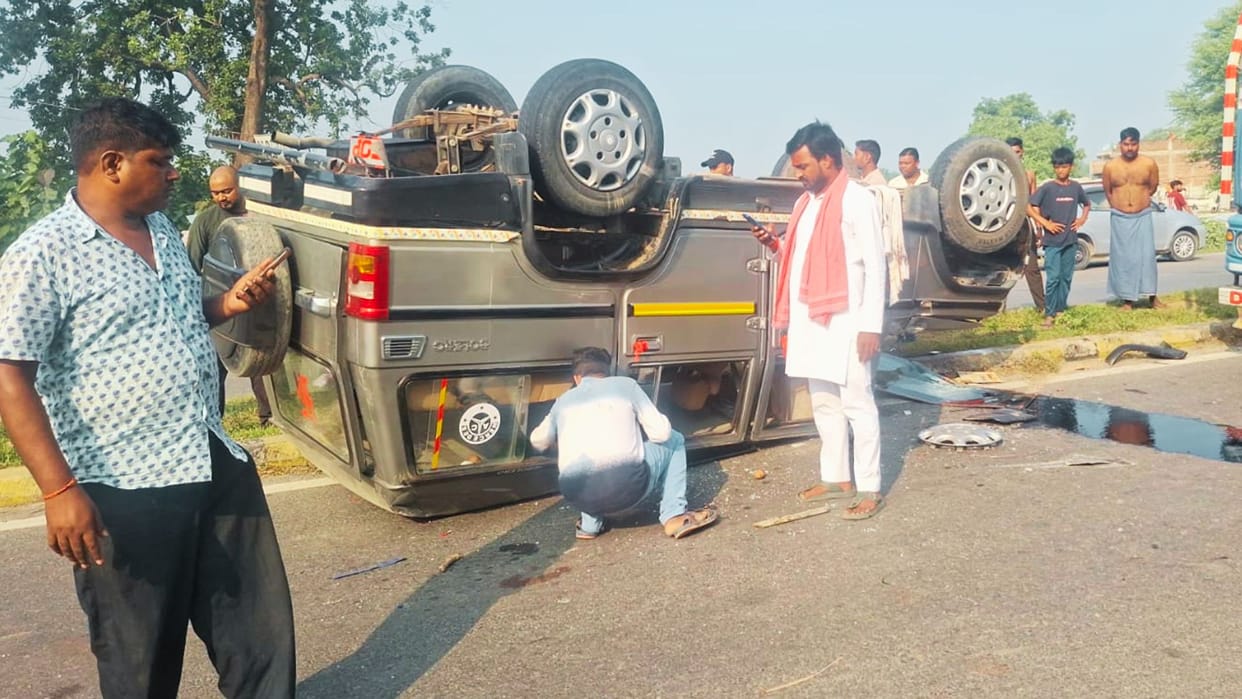 Bolero packed pilgrims overturns Tragic accident trying avoid Toto 10 injured journey Vindhyachal
