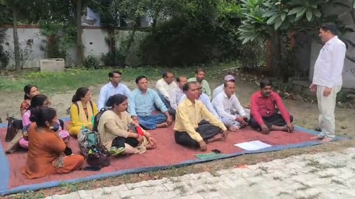 पीलीभीत: स्थानांतरण प्रक्रिया शुरू नहीं होने से शिक्षामित्रों में रोष, बीएसए कार्यालय परिसर में दिया धरना