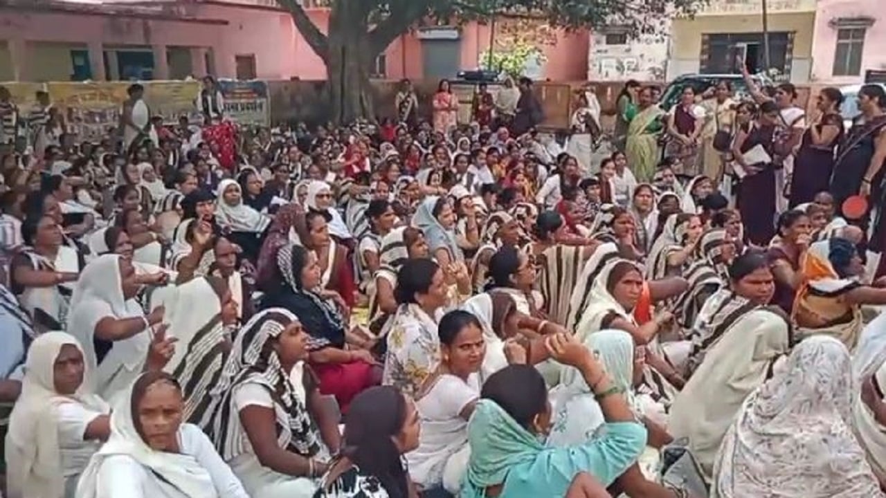 ASHA and Sangini workers staged protest at the CMO office in Budaun