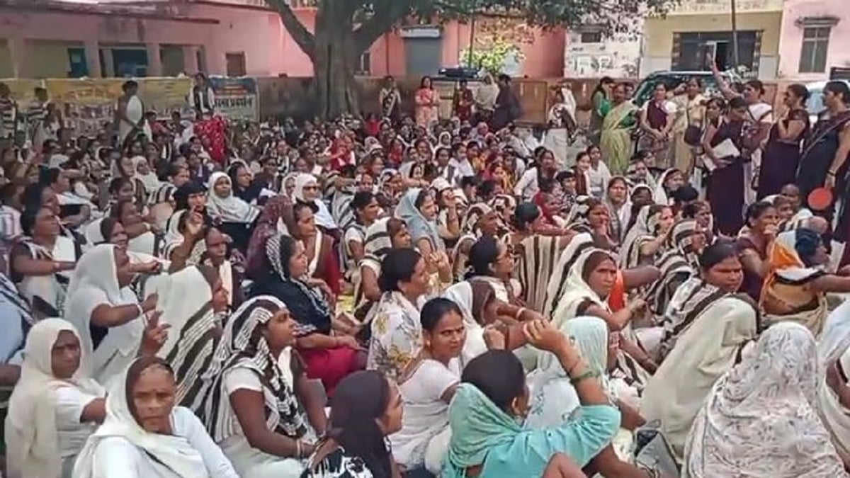 बदायूं: सीएमओ कार्यालय में आशा और संगिनी कार्यकर्ताओं ने दिया धरना, मांगें पूरी होने तक संघर्ष का एलान