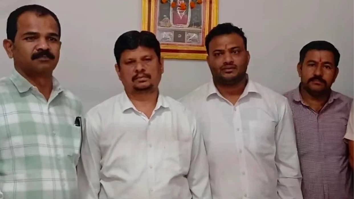 CJM Court Reader and Home Guard arrested while accepting a bribe of ₹40,000.