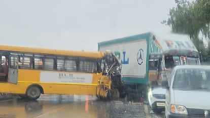 स्कूल बस-ट्रक की भिड़ंत