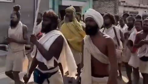 Premanand Maharaj News: Rinku Singh Seen on Vrindavan Parikrama with Devotees After Rasik Dulari Sharan’s Deat