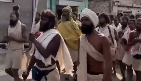 Premanand Maharaj News: Rinku Singh Seen on Vrindavan Parikrama with Devotees After Rasik Dulari Sharan’s Deat