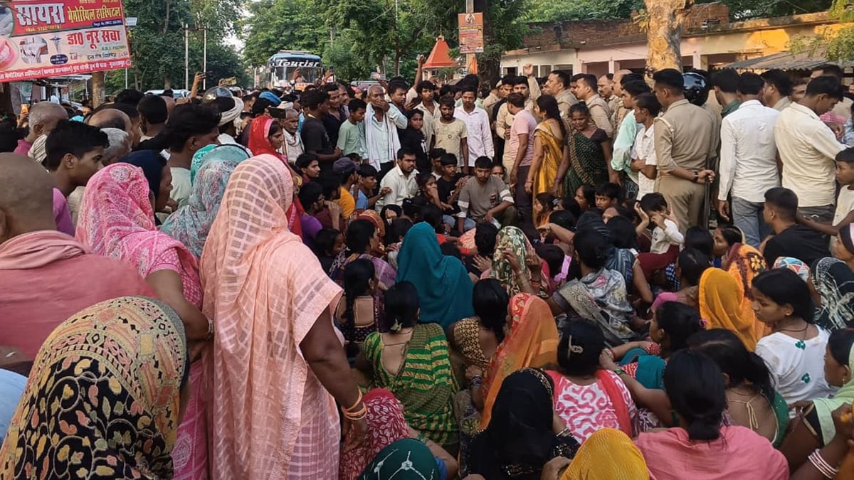 यूपी: हादसे में पति की मौत, पत्नी गंभीर; नाराज परिजनों ने किया सड़क जाम; कार्रवाई के आश्वासन पर माने
