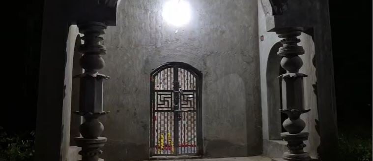 एटा के शिव मंदिर में चोरी: पूजा के बर्तन, घंटी और दानपत्र तक ले गए चोर, घटना के बाद लोगों में आक्रोश
