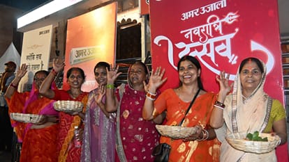दर्शन के लिए कतार में खड़ी महिलाएं