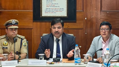 उपायुक्त अनुपम कश्यप की अध्यक्षता में बैठक।