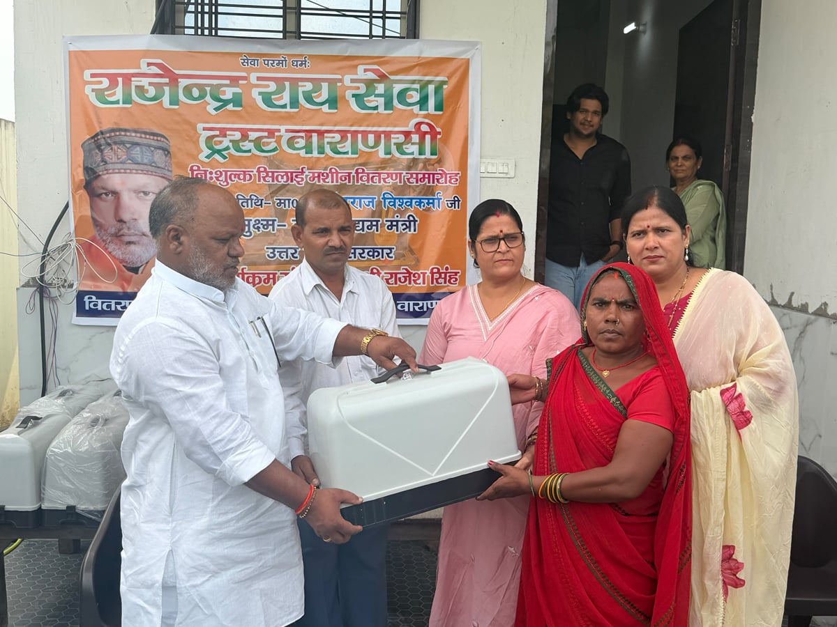 वाराणसी: राज्य मंत्री हंसराज विश्वकर्मा ने 15 महिलाओं को बांटीं निशुल्क सिलाई मशीनें, आत्मनिर्भर बनाने पर जोर