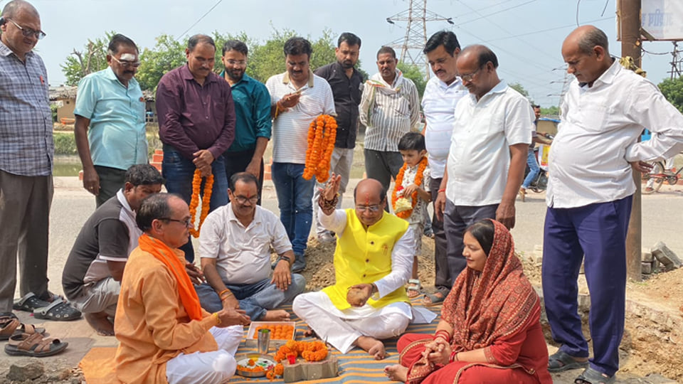 कानपुर: छठ पूजा घाट पर स्थापित होगी भगवान सूर्य की प्रतिमा, विधायक सुरेंद्र मैथानी ने किया भूमि पूजन