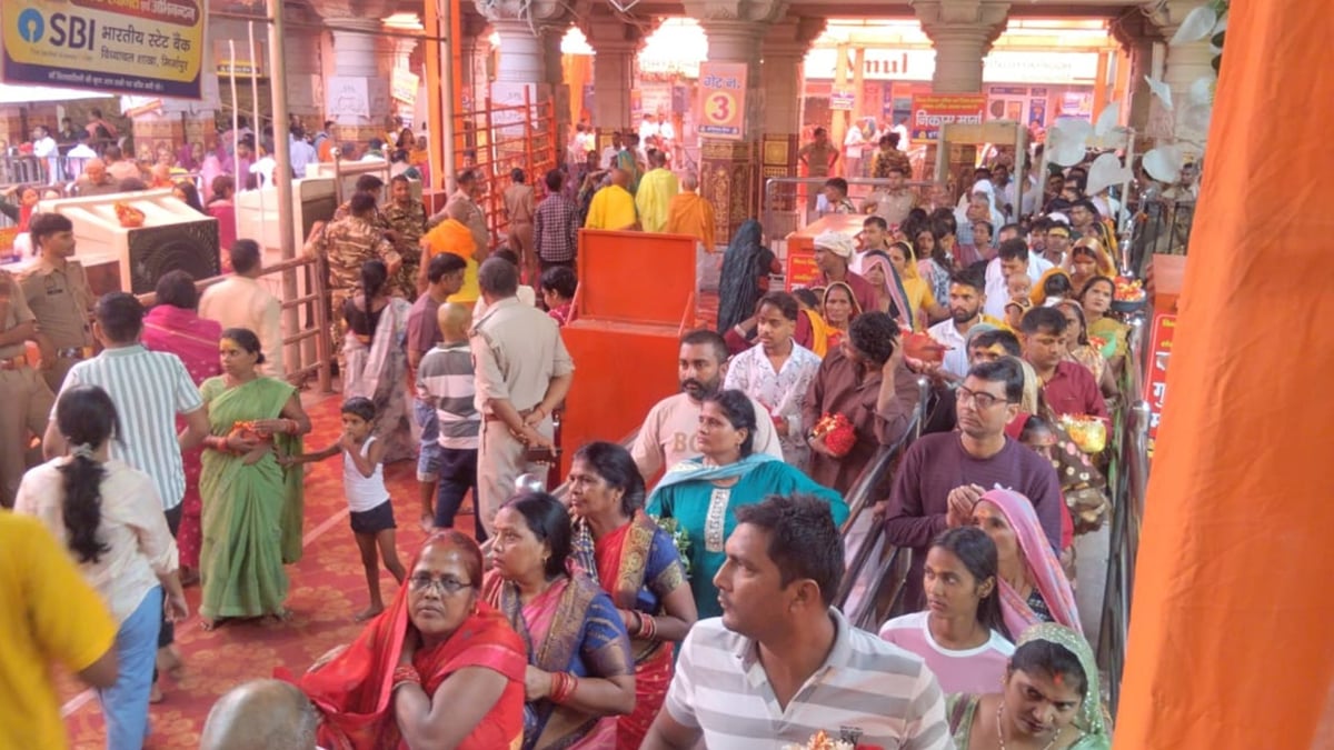 विंध्यवासिनी के जयकारे: नवरात्र के दूसरे दिन मां की चौखट पर श्रद्धा भाव से झुकाया शीश, गूंजे देवी गीते; जयघोष